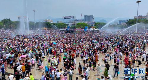 泼水节视频,水花飞溅,民族团结共庆